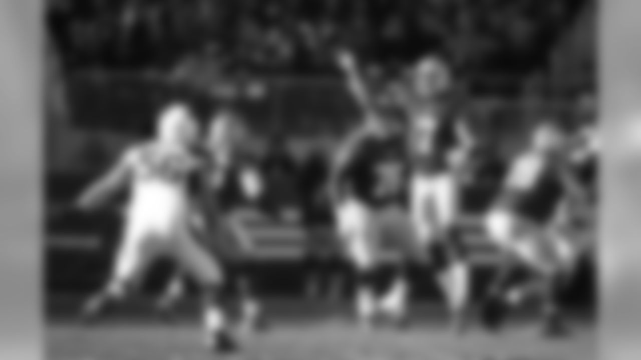 49ers QB Colin Kaepernick lofts a pass