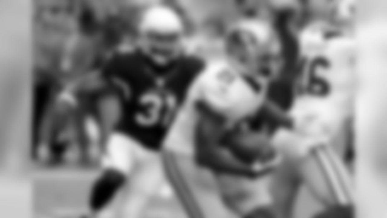 49ers RB Frank Gore carries the ball