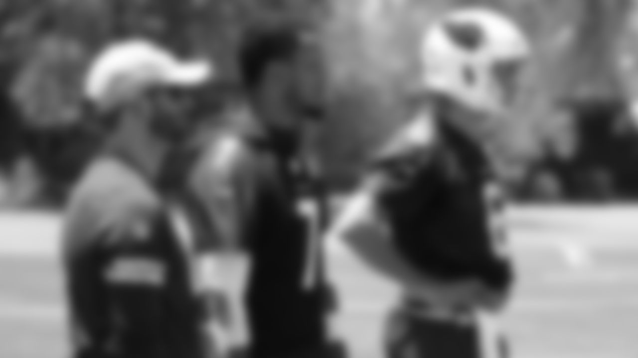 QB Brett Hundley (middle) and QB Charles Kanoff (right) watch a snap