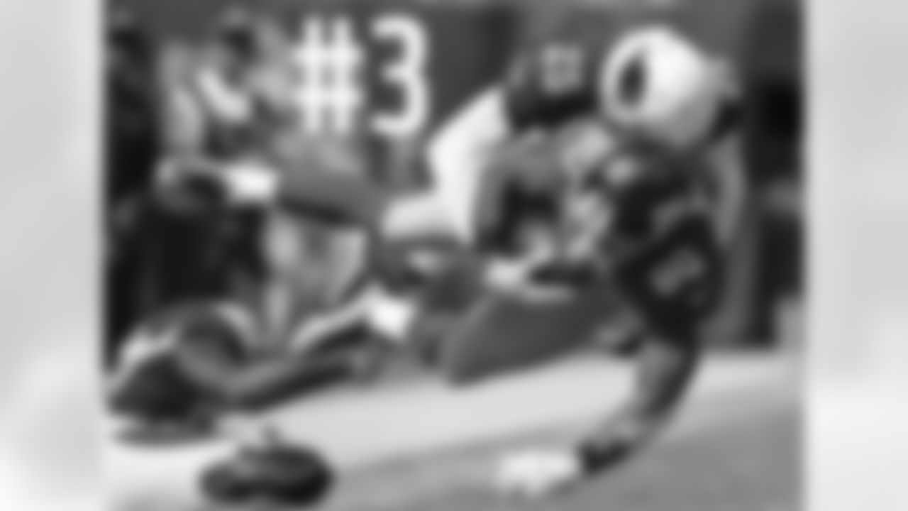 CB Jerraud Powers tackles Giants WR Victor Cruz