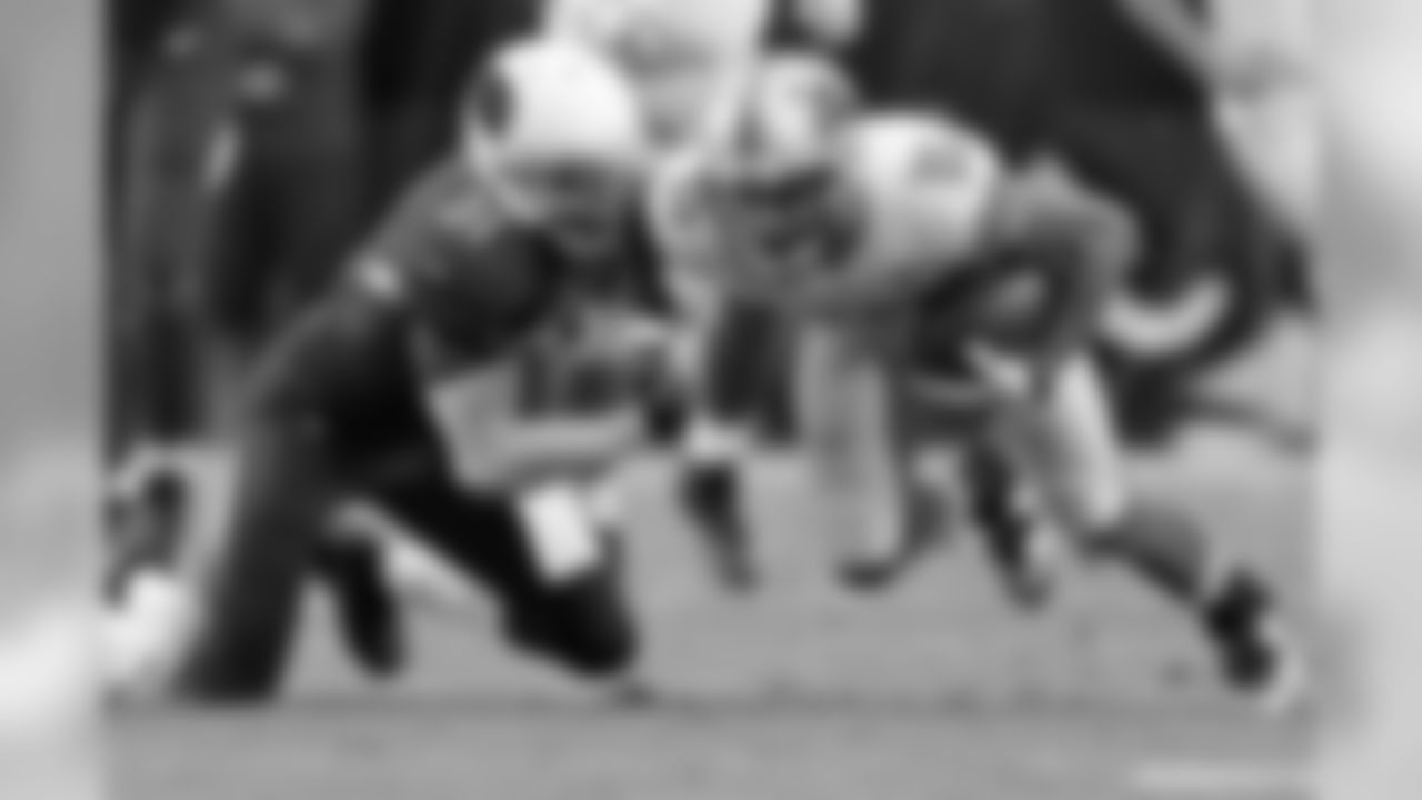 CB Antonio Cromartie tackles Lions WR Golden Tate