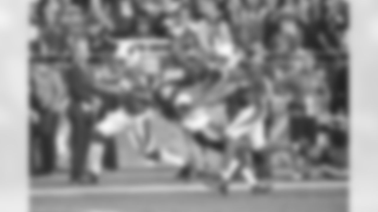 WR Larry Fitzgerald's block springs WR Michael Floyd for a touchdown against the Vikings