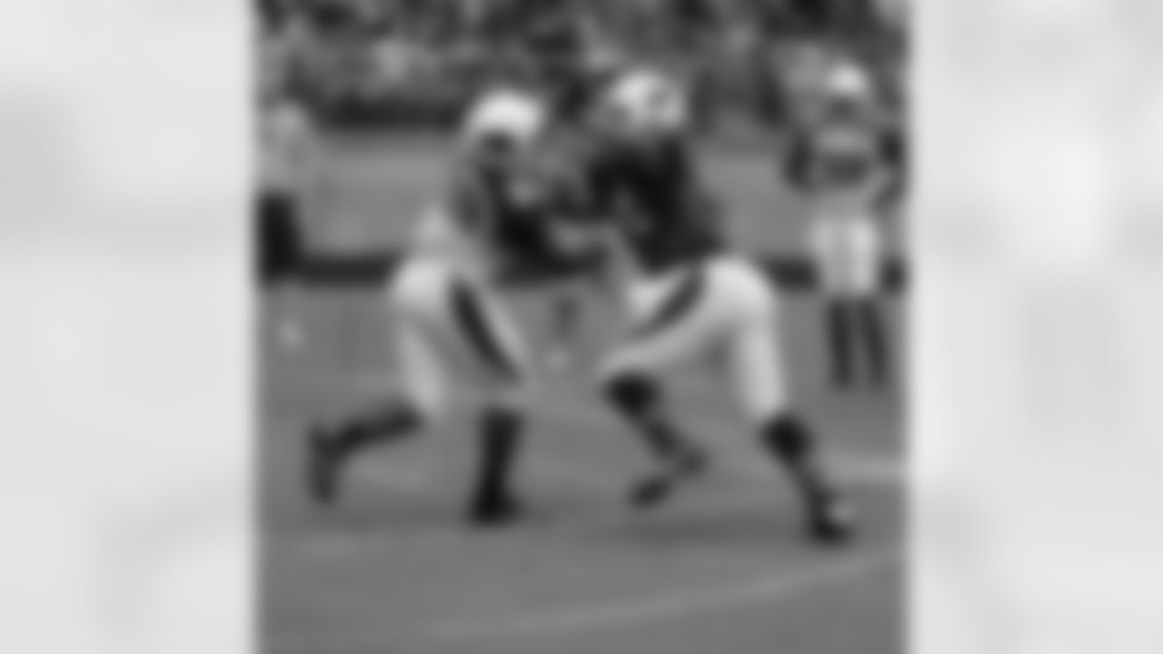 RB Stepfan Taylor fends off LB Kevin Minter