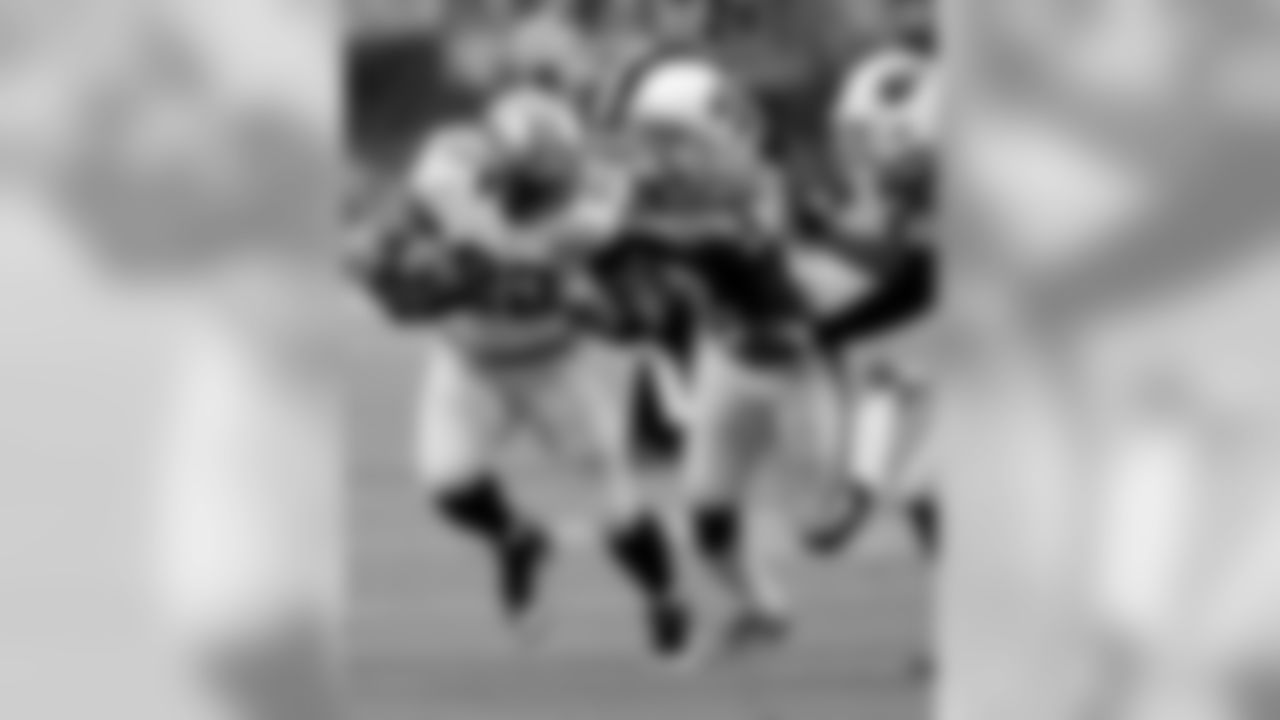 S Tony Jefferson attempts to tackle Saints RB Mark Ingram