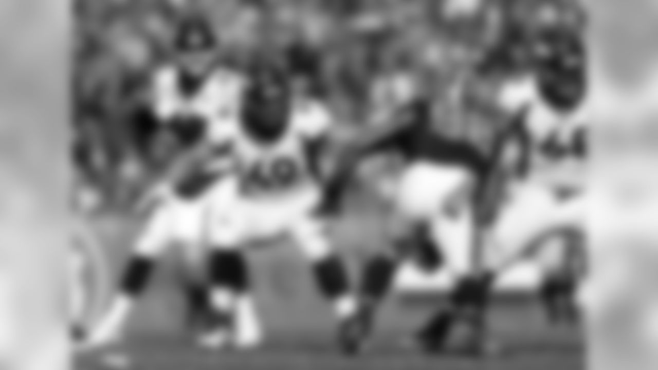 Evan Mathis blocking for Peyton Manning