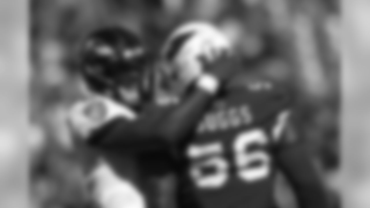 Baltimore Ravens quarterback Lamar Jackson, left, embraces Arizona Cardinals outside linebacker Terrell Suggs after Suggs tackled Jackson on a play in the second half.