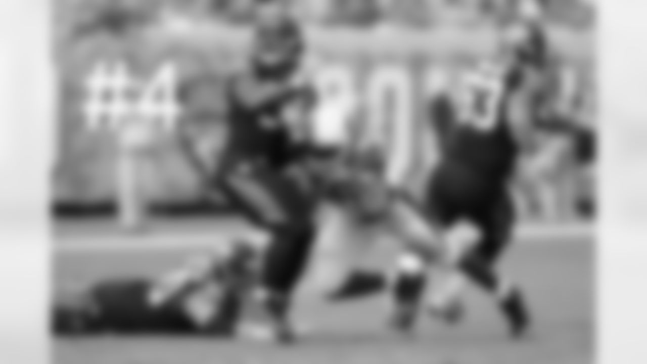 LB Karlos Dansby stops Maurice Jones-Drew in his tracks.