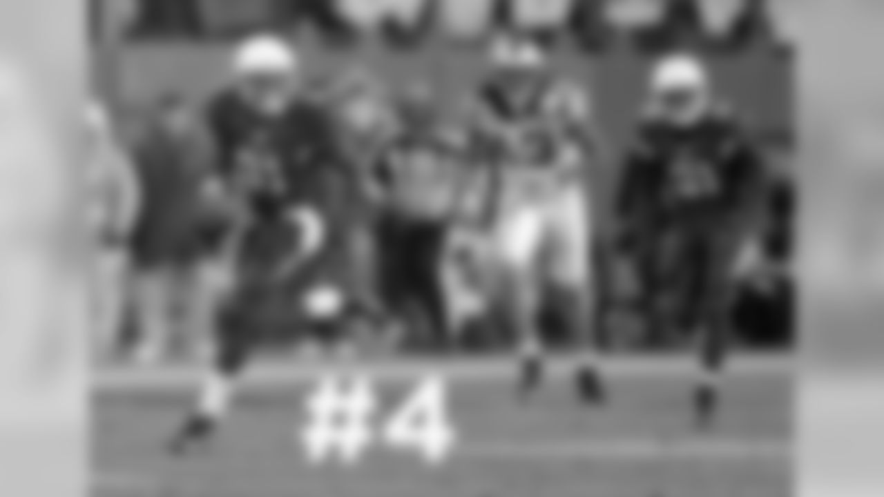 CB Antonio Cromartie returns an interception