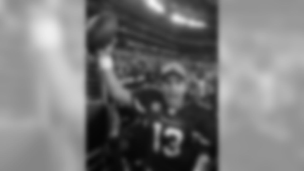2008: Cardinals QB Kurt Warner celebrates the team's NFC West title with a win over the Rams