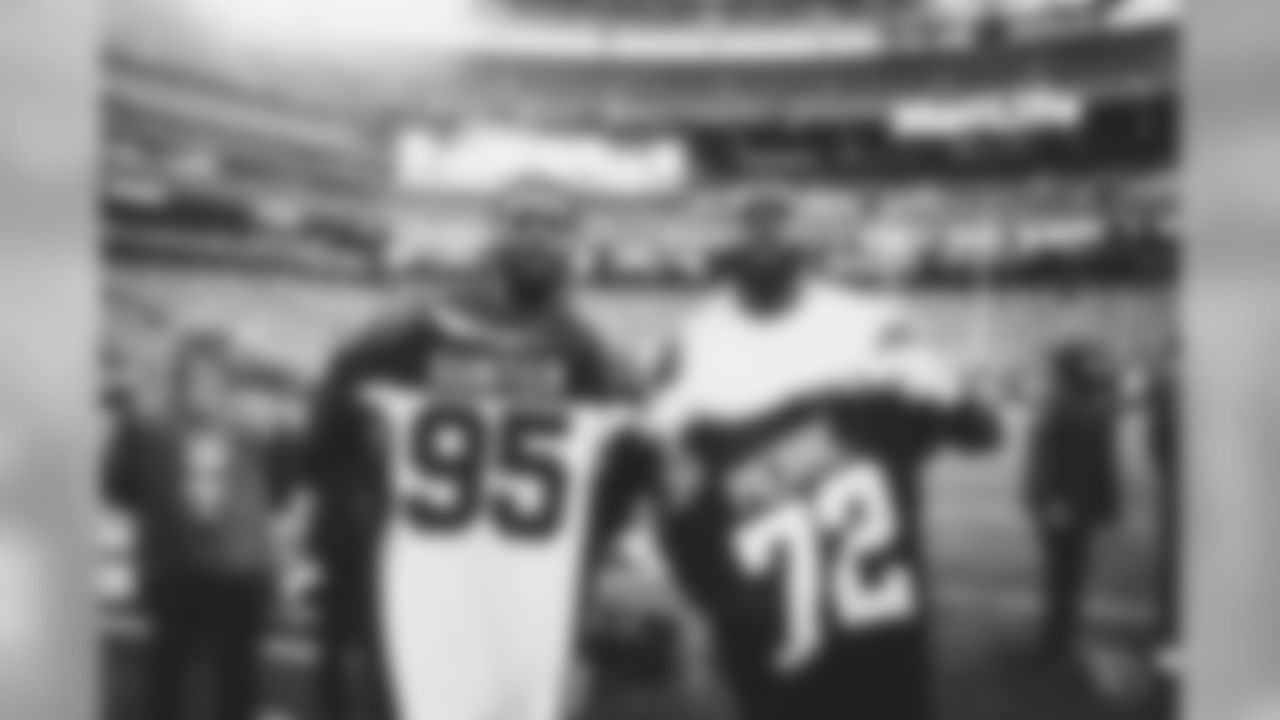 DT Rodney Gunter swaps jerseys with former Cardinals DT Olsen Pierre