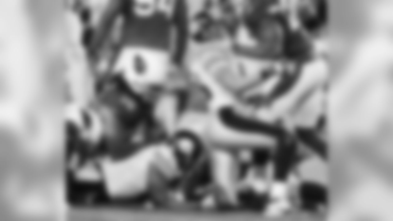 DT Darnell Dockett tackles Steelers RB Willie Parker