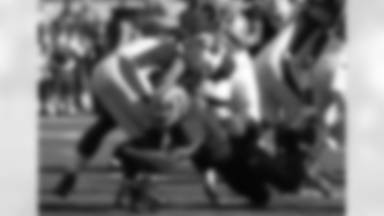 RB Chris Johnson is stopped by 49ers LB NaVorro Bowman and LB Aaron Lynch