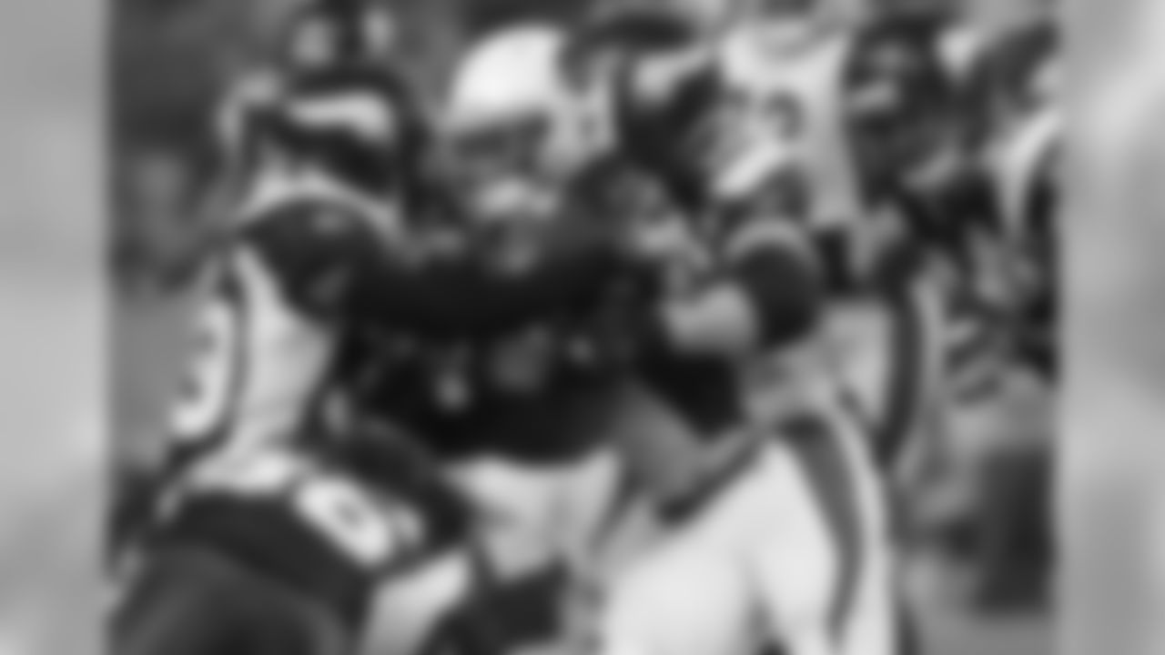 2010: RB Tim Hightower fights for yardage