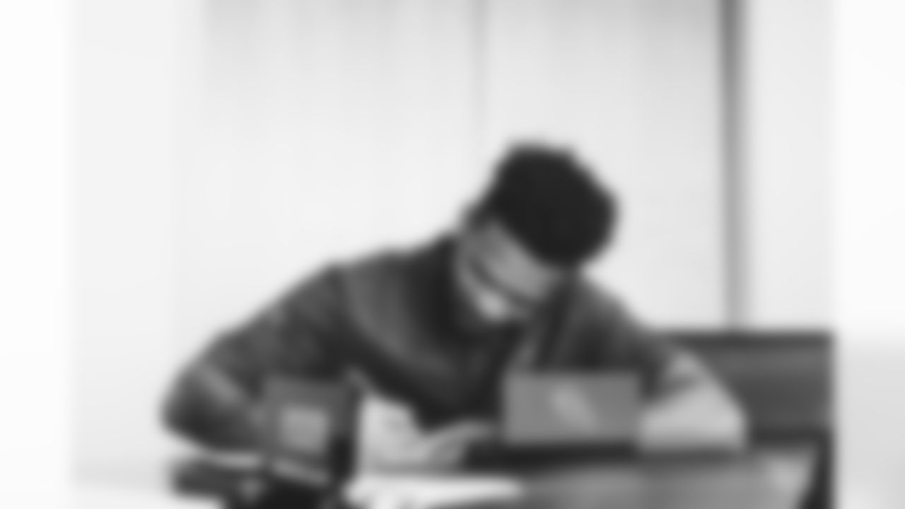 Rookie CB Tay Gowan signs his contract.