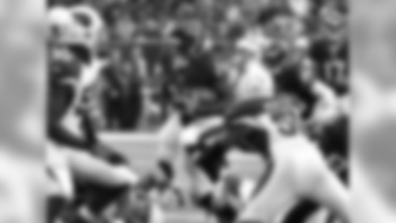 LB Kevin Minter closes in on Texans RB Lamar Miller