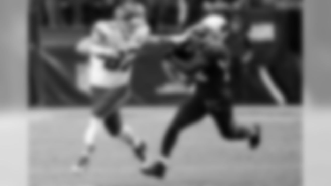 Chiefs TE Travis Kelce stiff-arms S Tony Jefferson