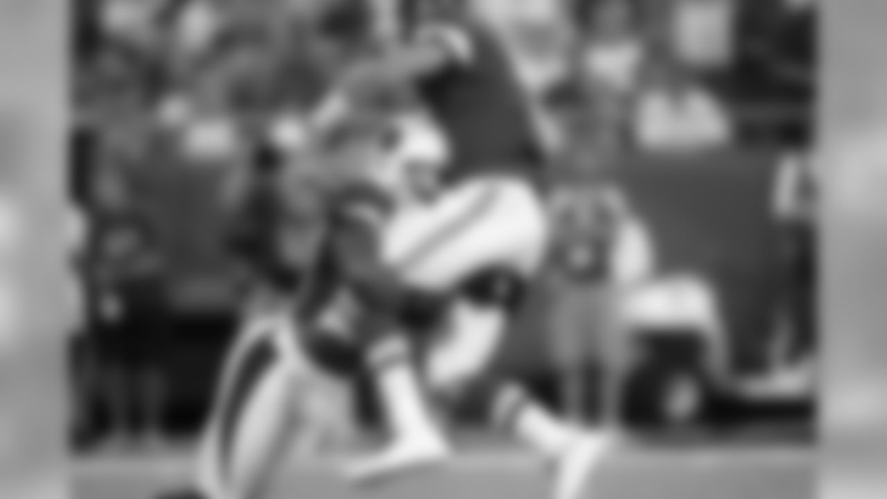 LB O'Brien Schofield with the QB pressure