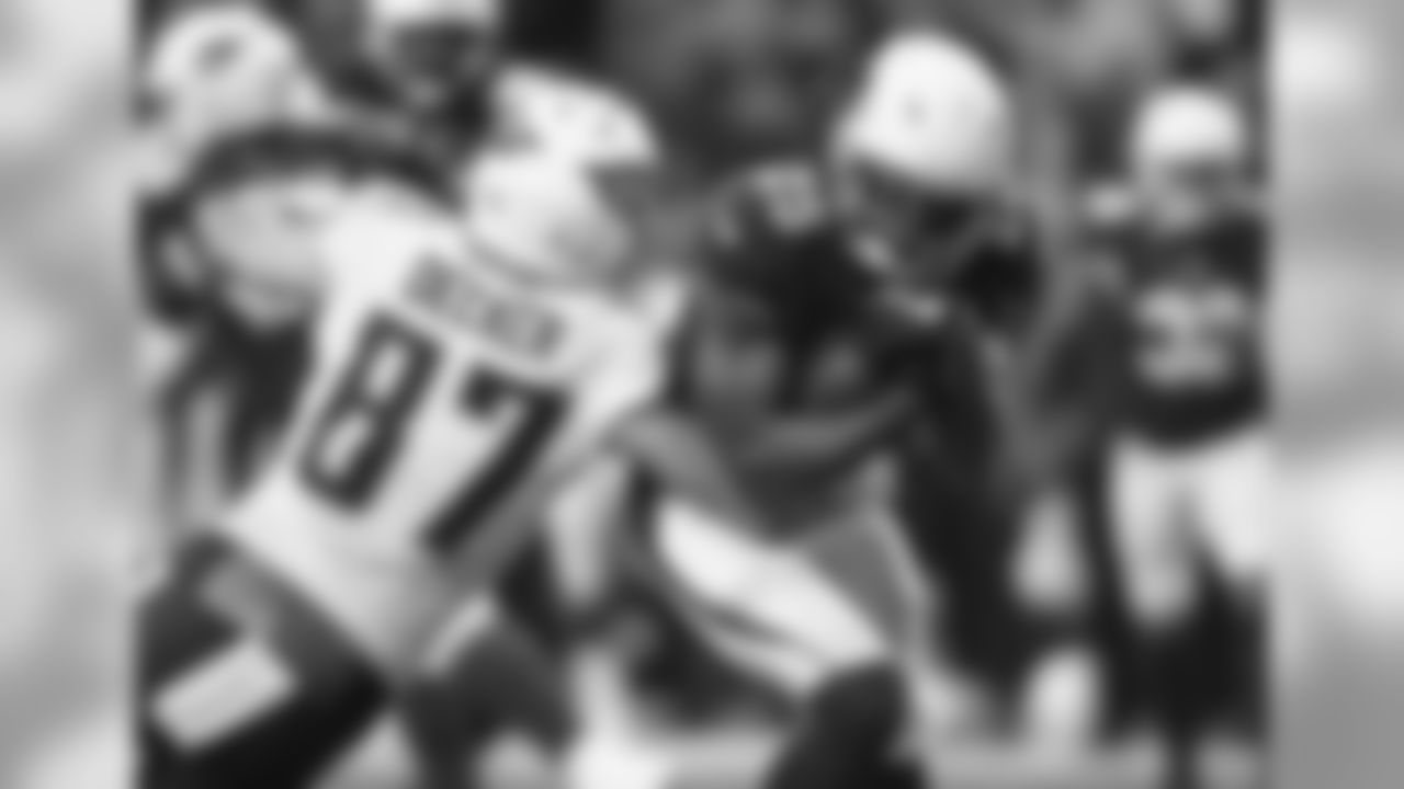 Titans WR Eric Decker tries to bring down Cardinals CB Tramon Williams after an interception