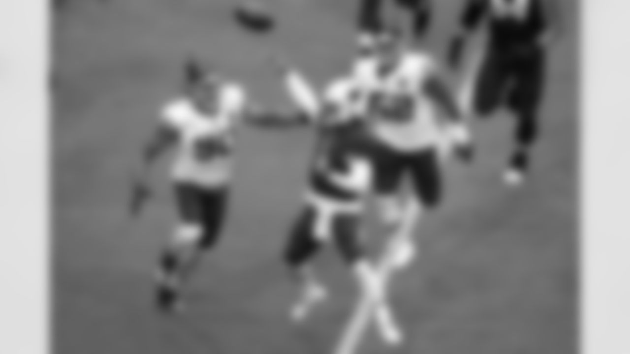 Arizona Cardinals quarterback Kyler Murray (1) gets the pass away as Washington Football Team defensive end Montez Sweat (90) pursues during the first half.