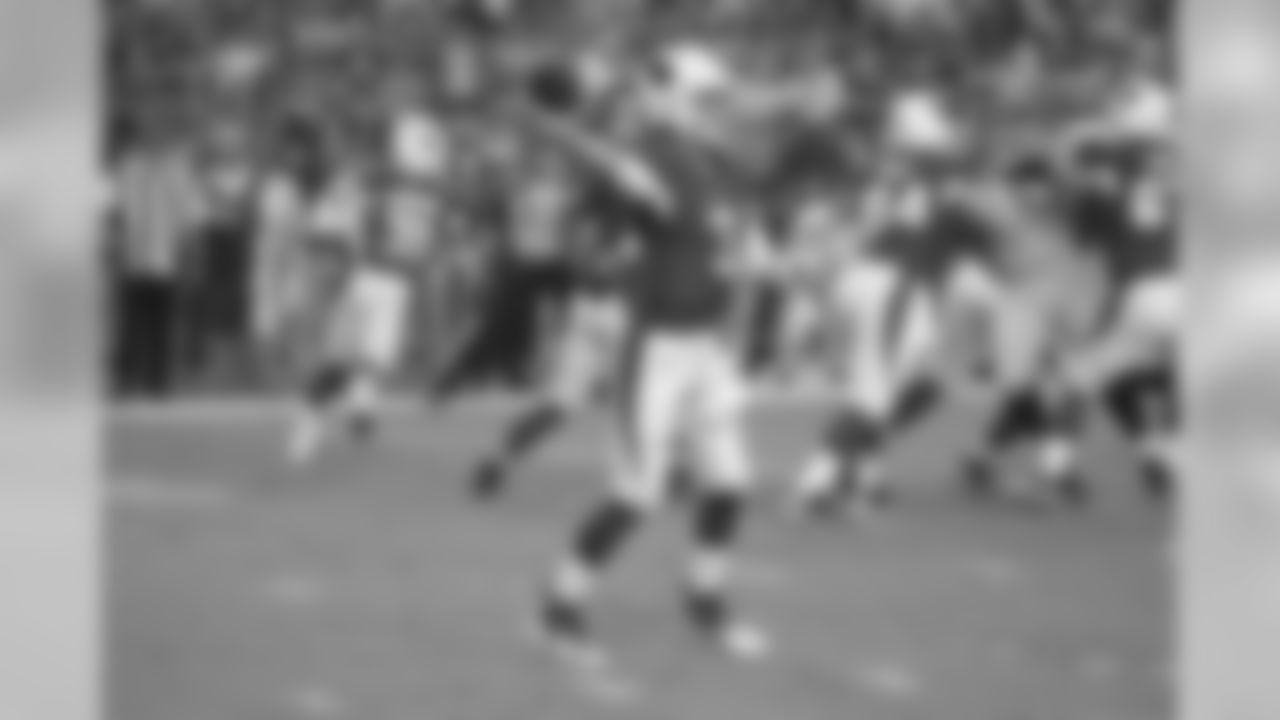 QB Josh Rosen makes a throw