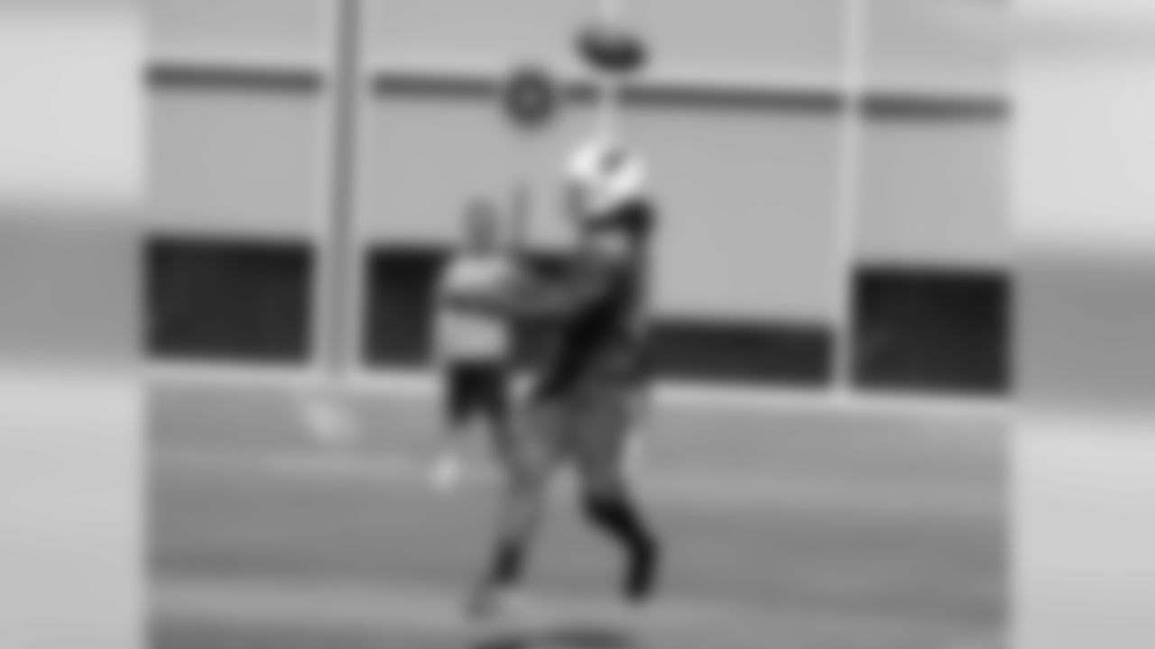RB Chris Johnson can't locate a pass