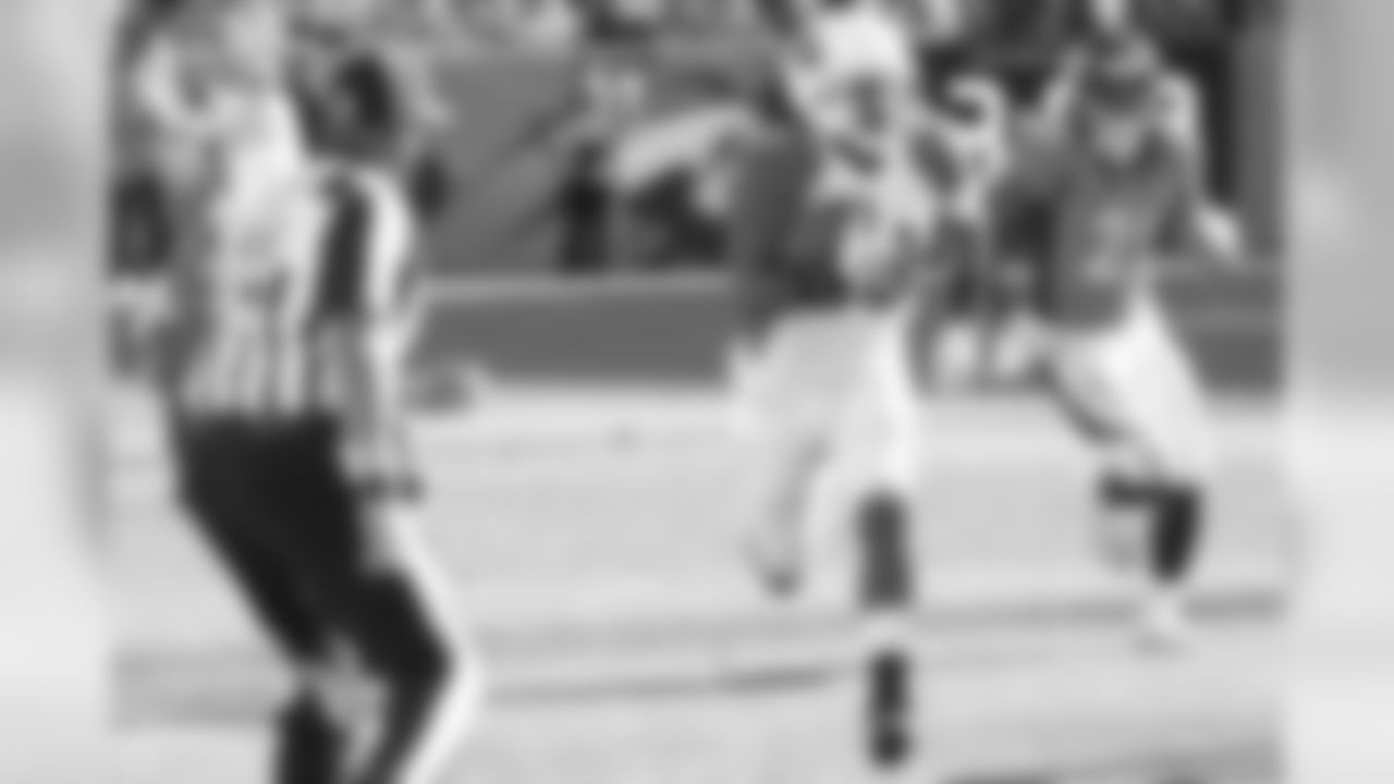 RB Andre Ellington scores against the Broncos