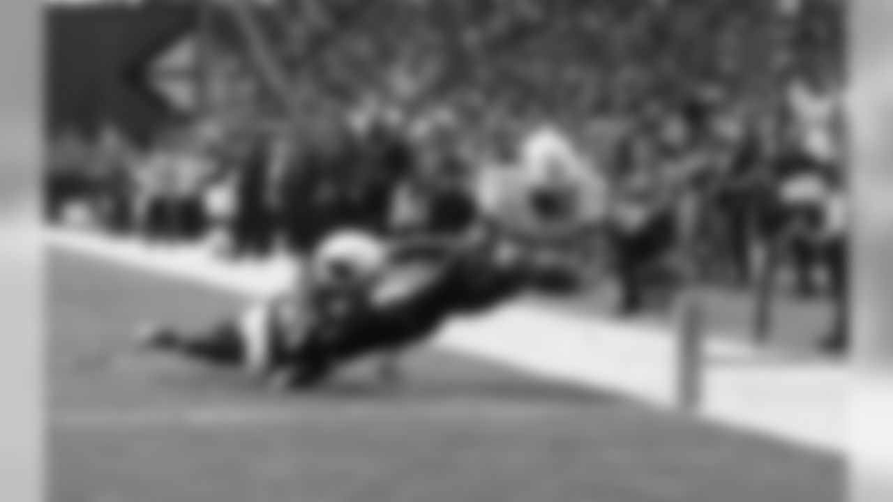 Titans RB Derrick Henry dives for the pylon