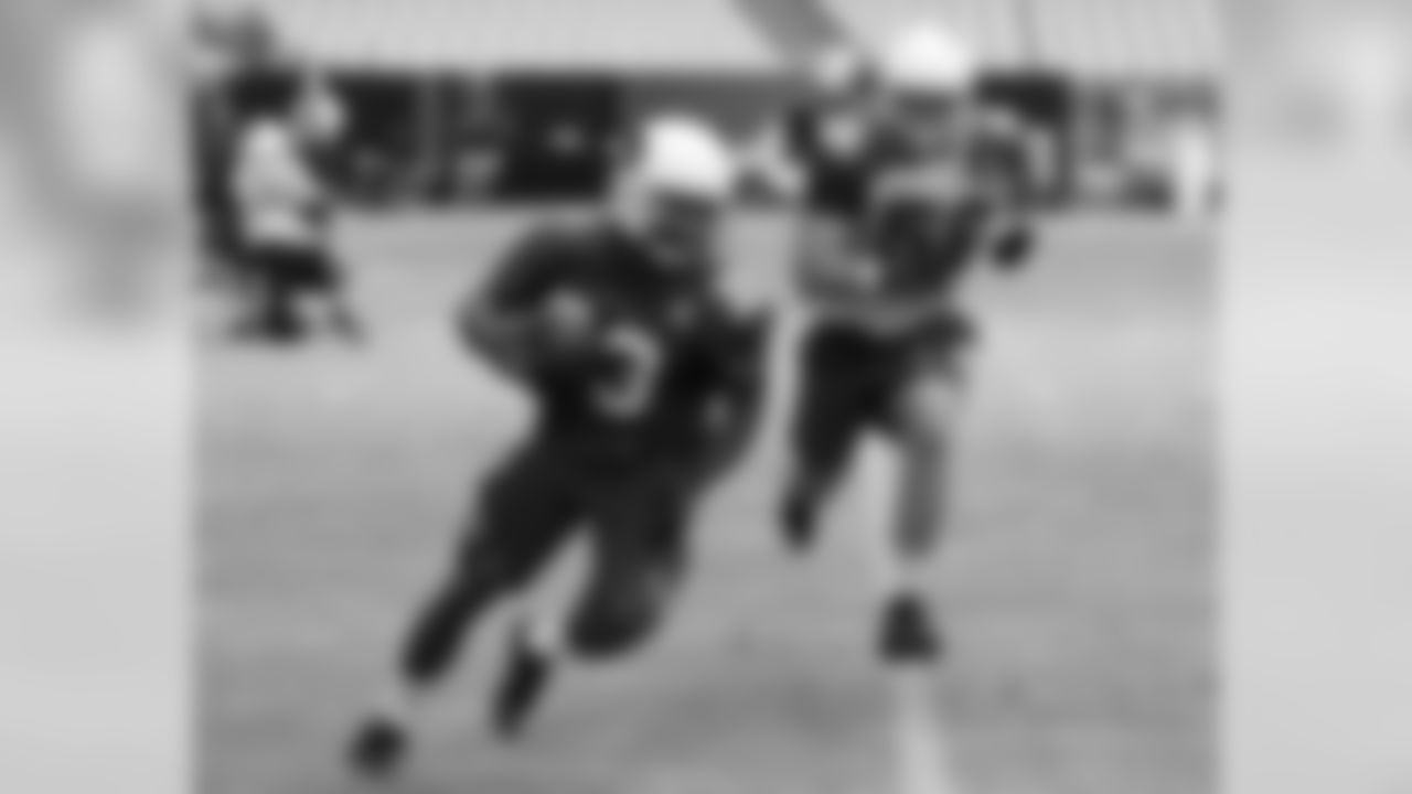 RB Kerwynn Williams is chased by LB Glenn Carson