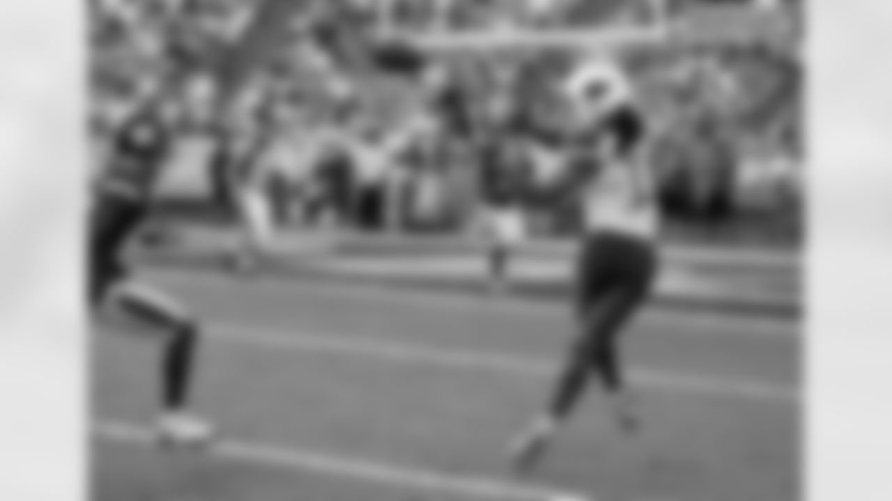 Fitz catches a touchdown