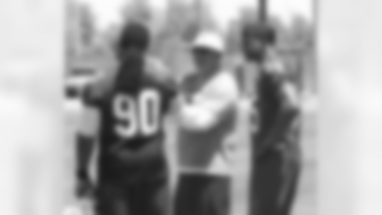 Bruce Arians talks to Darnell Dockett and Karlos Dansby