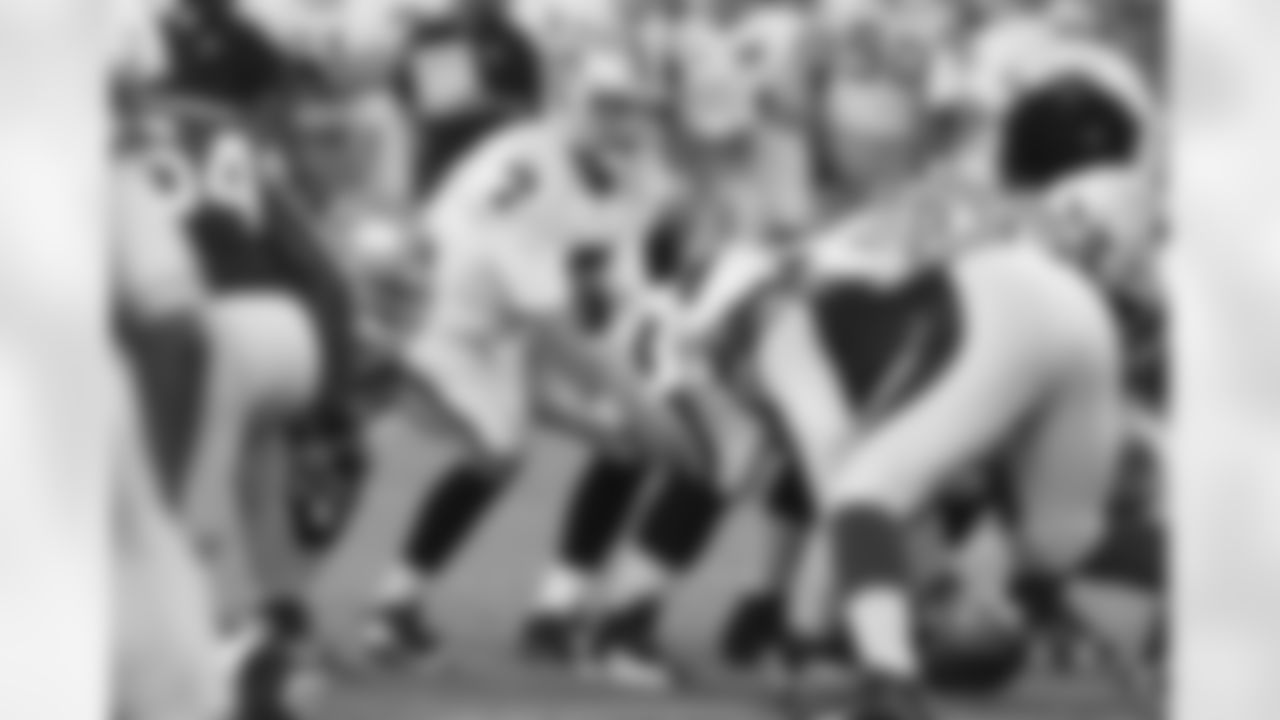 Former Cardinals QB Matt Leinart sees action with the Raiders against Arizona on 08/17/12