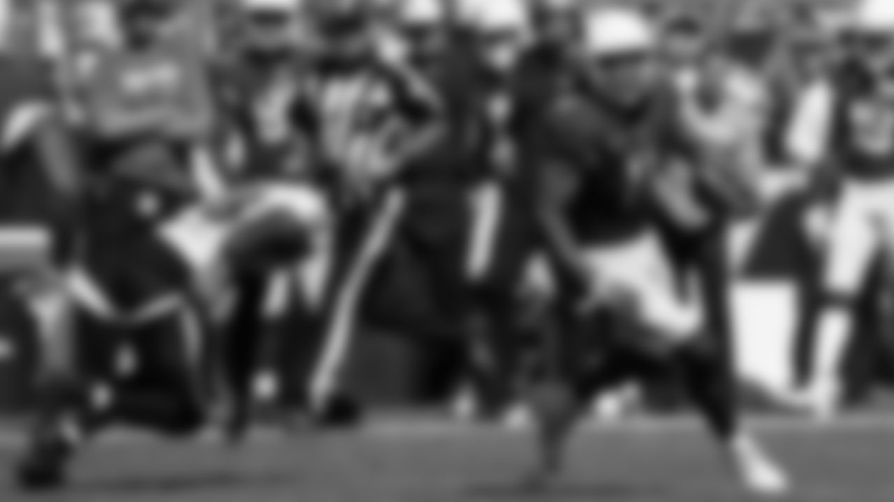 WR Larry Fitzgerald runs after the catch in Batimore in 2019