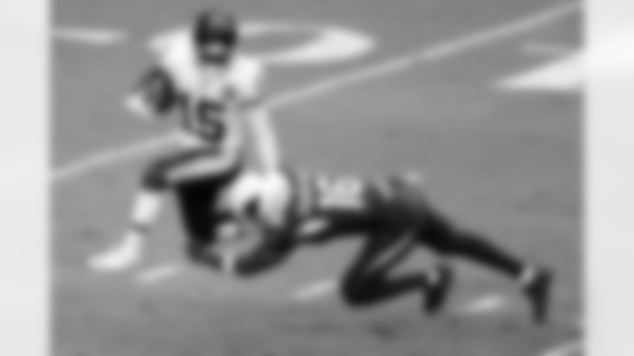 Washington Football Team Steven Sims (15) tries to elude Arizona Cardinals Trent Sherfield (16) on a kick off return during the first half.