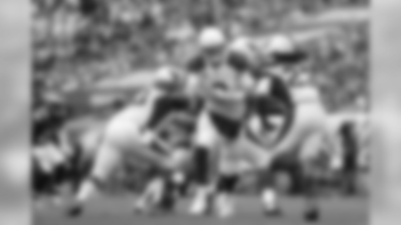 Carson Palmer hands it off to RB Chris Johnson