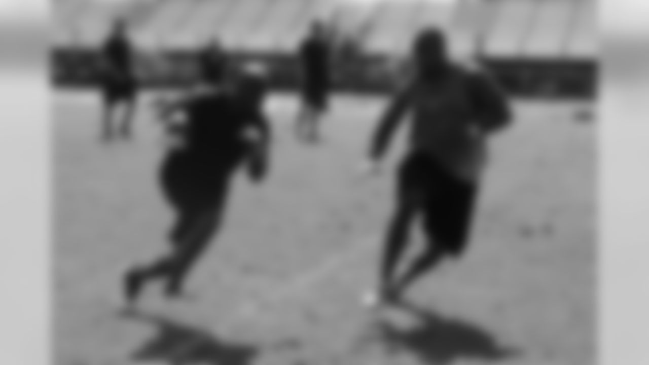 Leon Washington makes a catch from the backfield