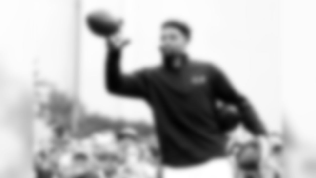 Giants WR Odell Beckham, Jr. sets the world record for one-handed catches in a minute with the help of Saints QB Drew Brees