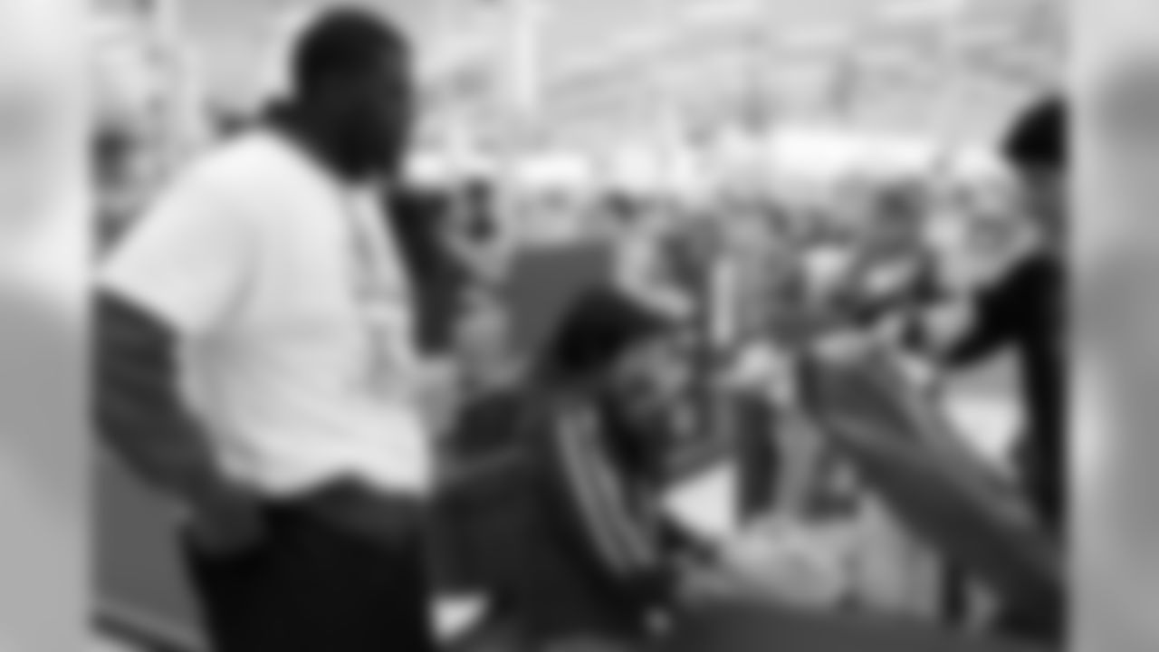 DT Rodney Gunter helps a shopper check out