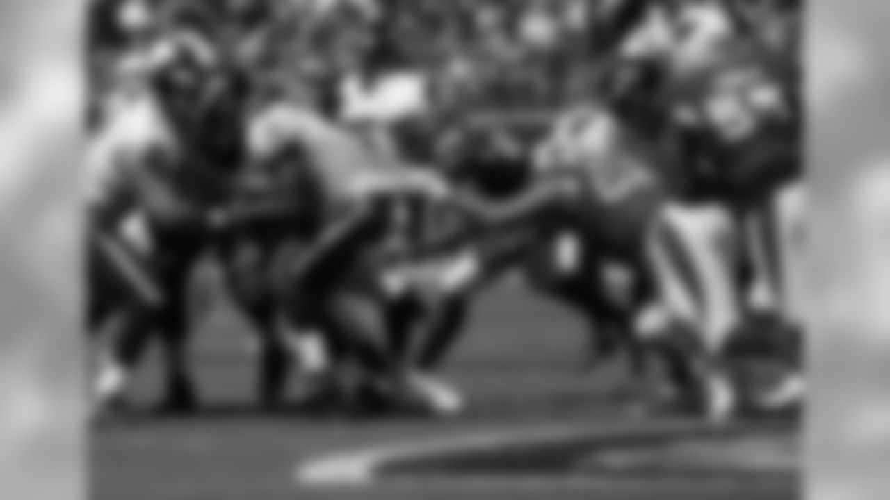 Defensive tackle Corey Peters tried to corral Ravens quarterback Lamar Jackson.