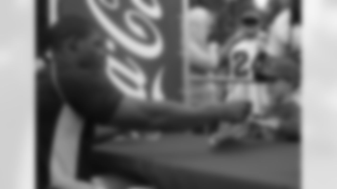 Safety Adrian Wilson signs autographs