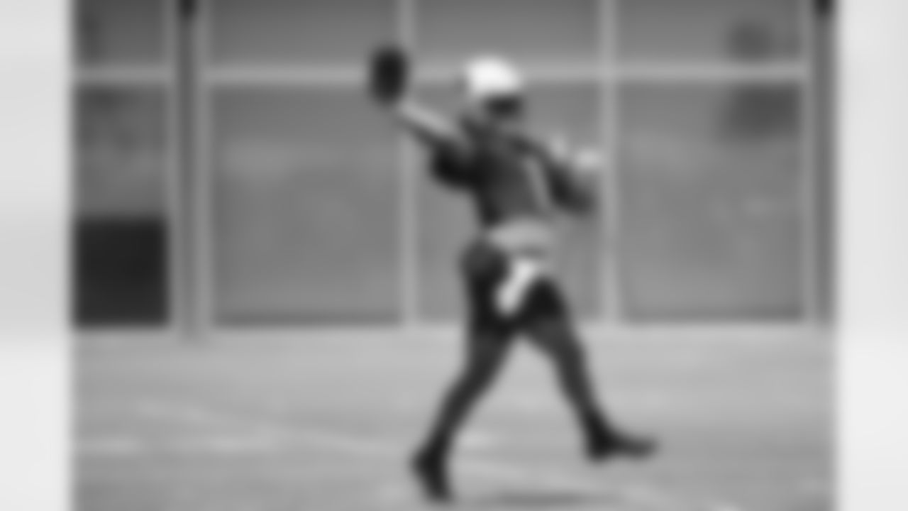 Arizona Cardinals quarterback Kyler Murray (1) practices during Week 2 of the OTA offseason program on Wednesday, June 1, 2022 in Tempe, AZ.