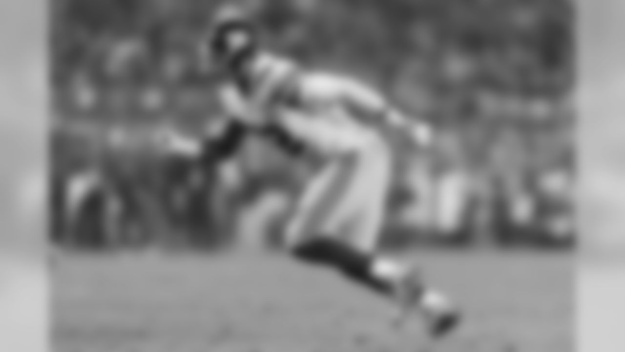 Defensive end Kerry Wynn