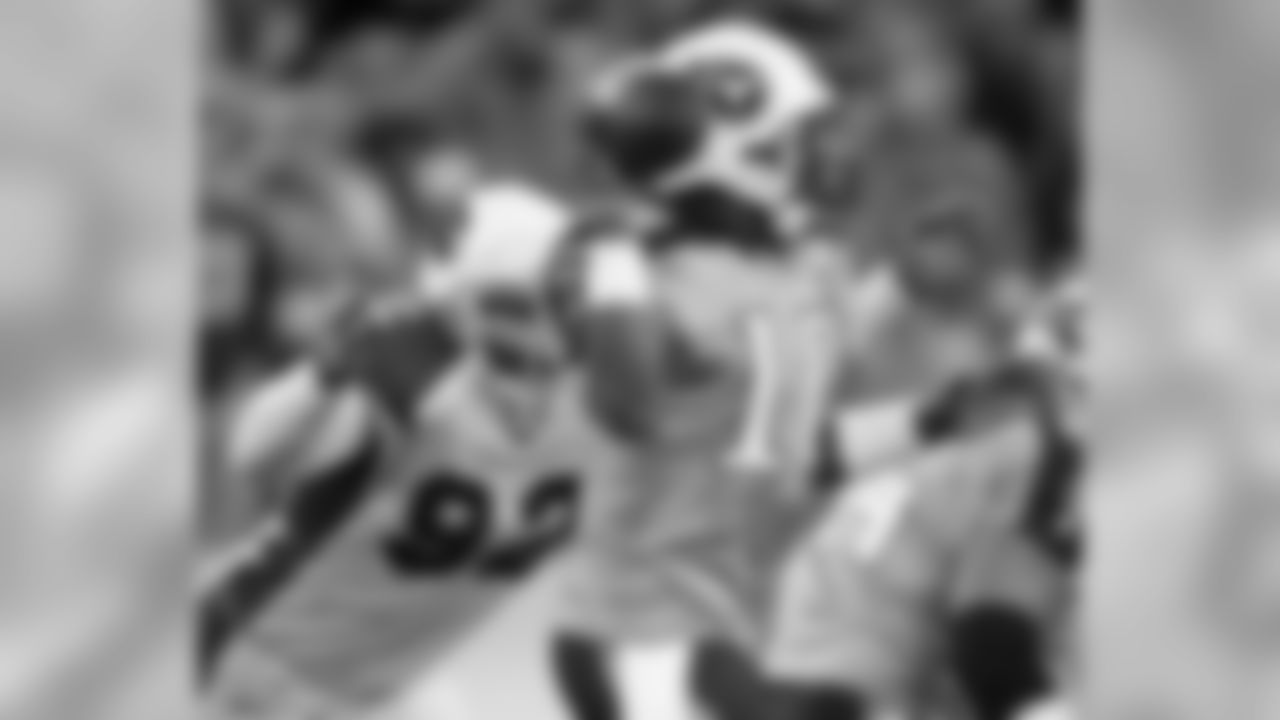 2009: DE Bertrand Berry pressures Titans QB Vince Young
