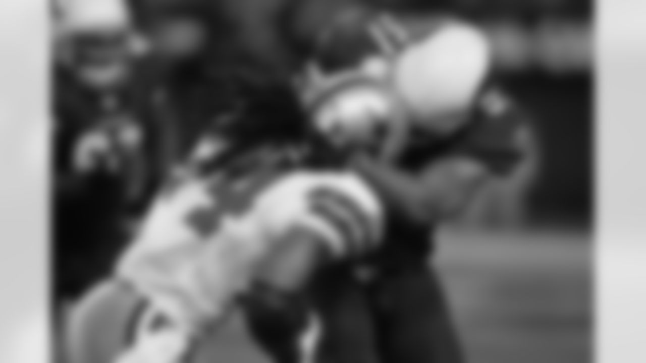 Paris Lenon with the head tackle on Marion Barber