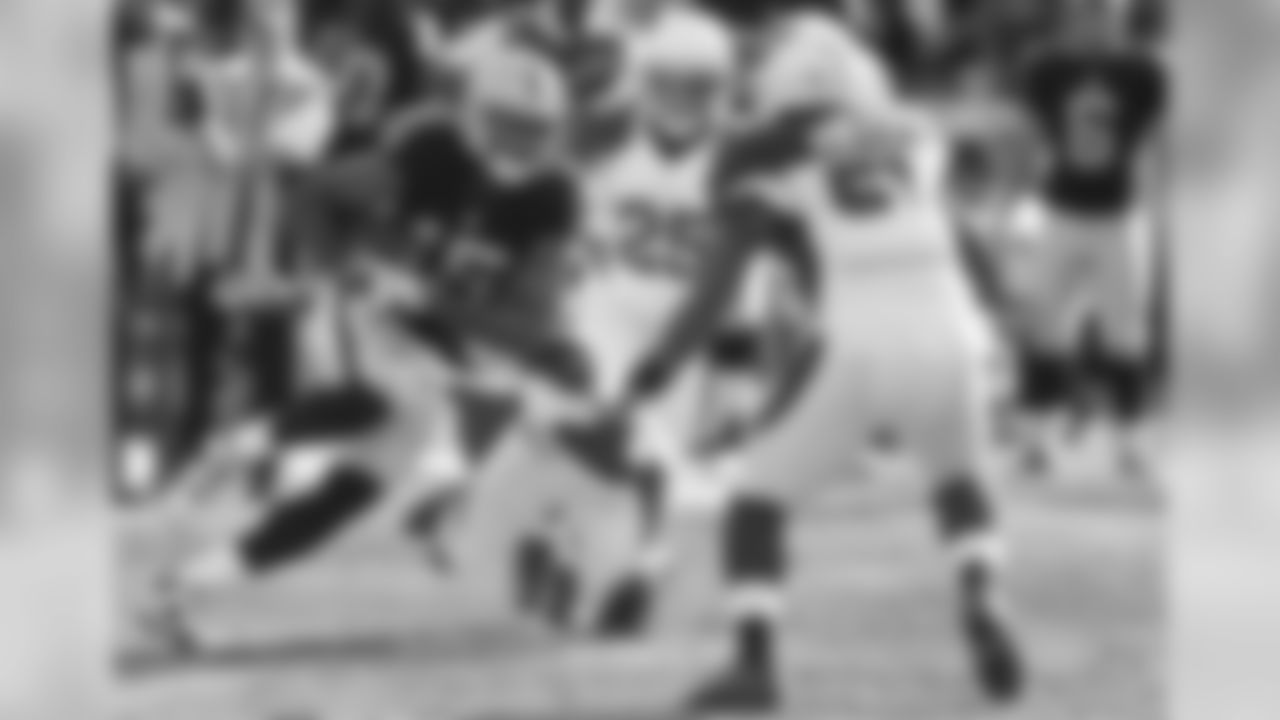 S Tony Jefferson tackles Raiders WR Michael Crabtree