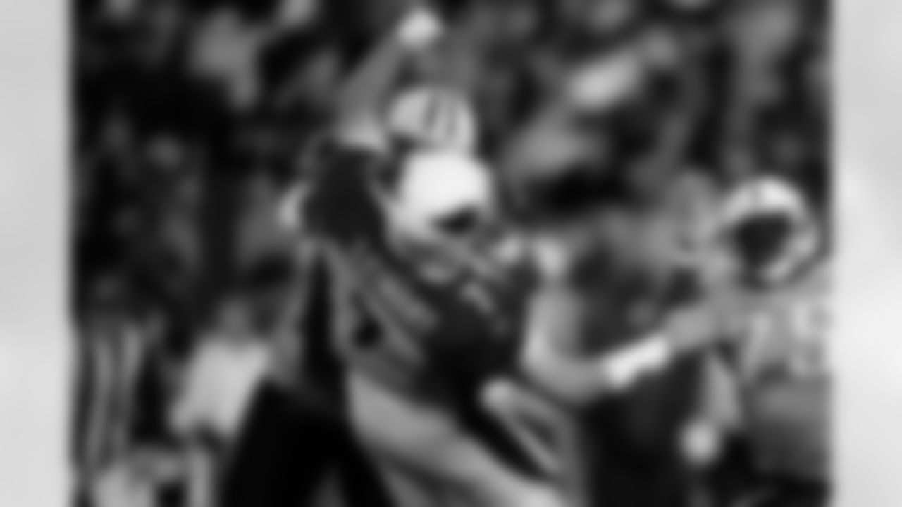 2009: QB Matt Leinart is pushed by Kevin Vickerson.