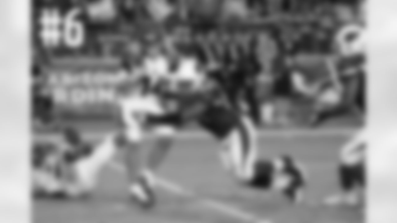 LB Dwight Freeney sacks Bengals QB Andy Dalton