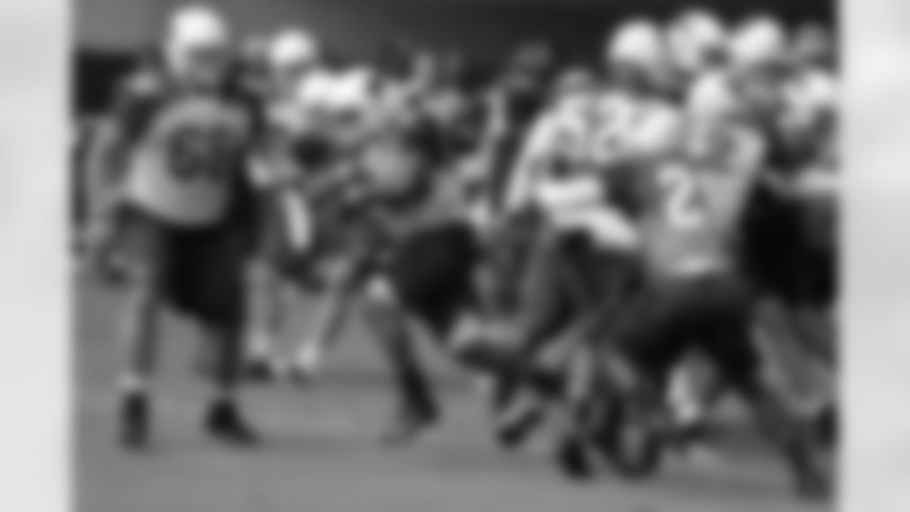 RB Stepfan Taylor breaks through the line