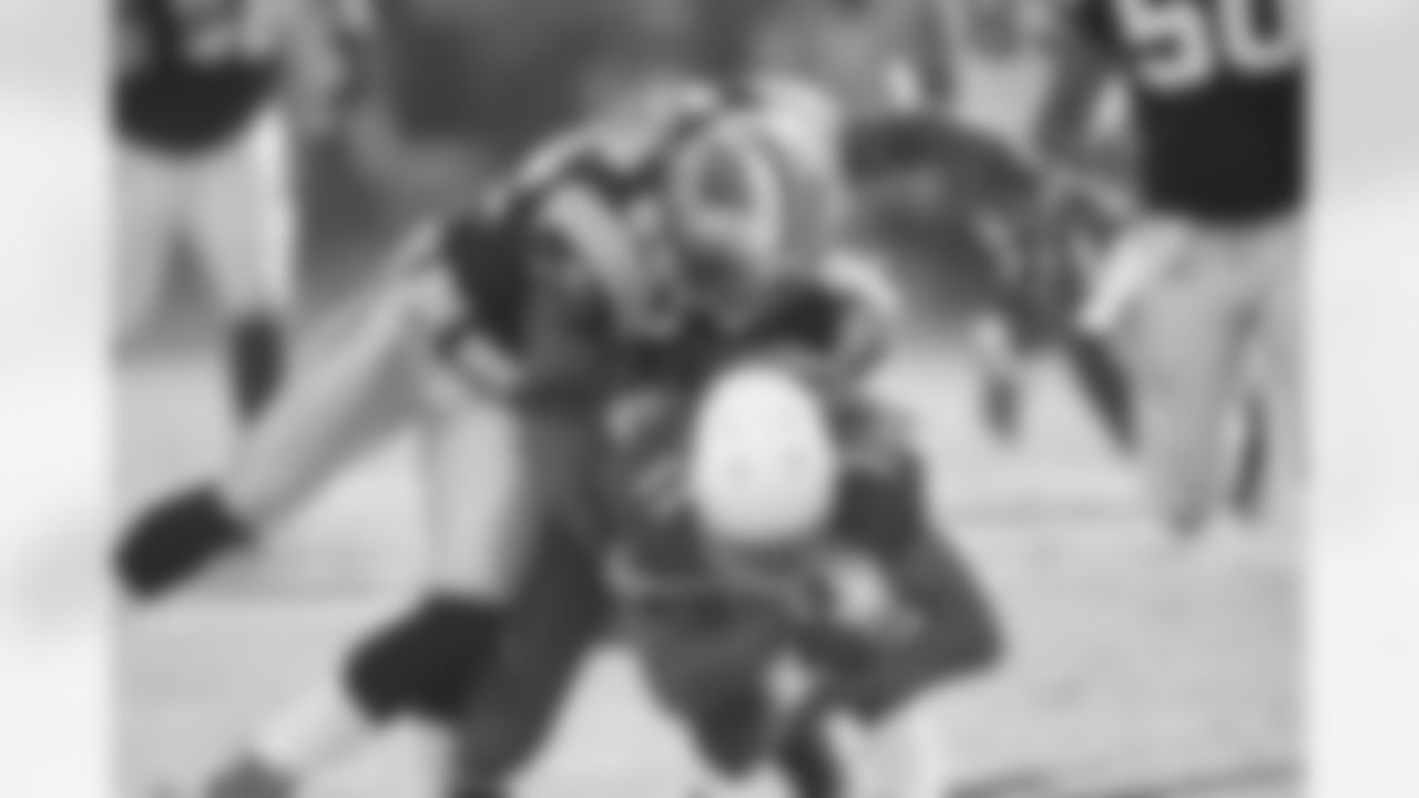 Larry Fitzgerald hauls in a 20-yard pass from John Skelton