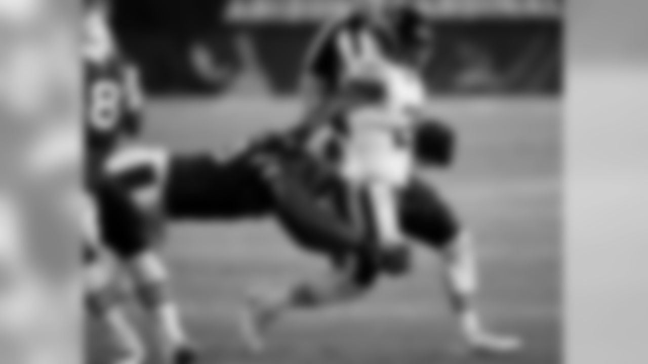 DT Robert Nkemdiche wraps up Bears RB Ka'Deem Carey
