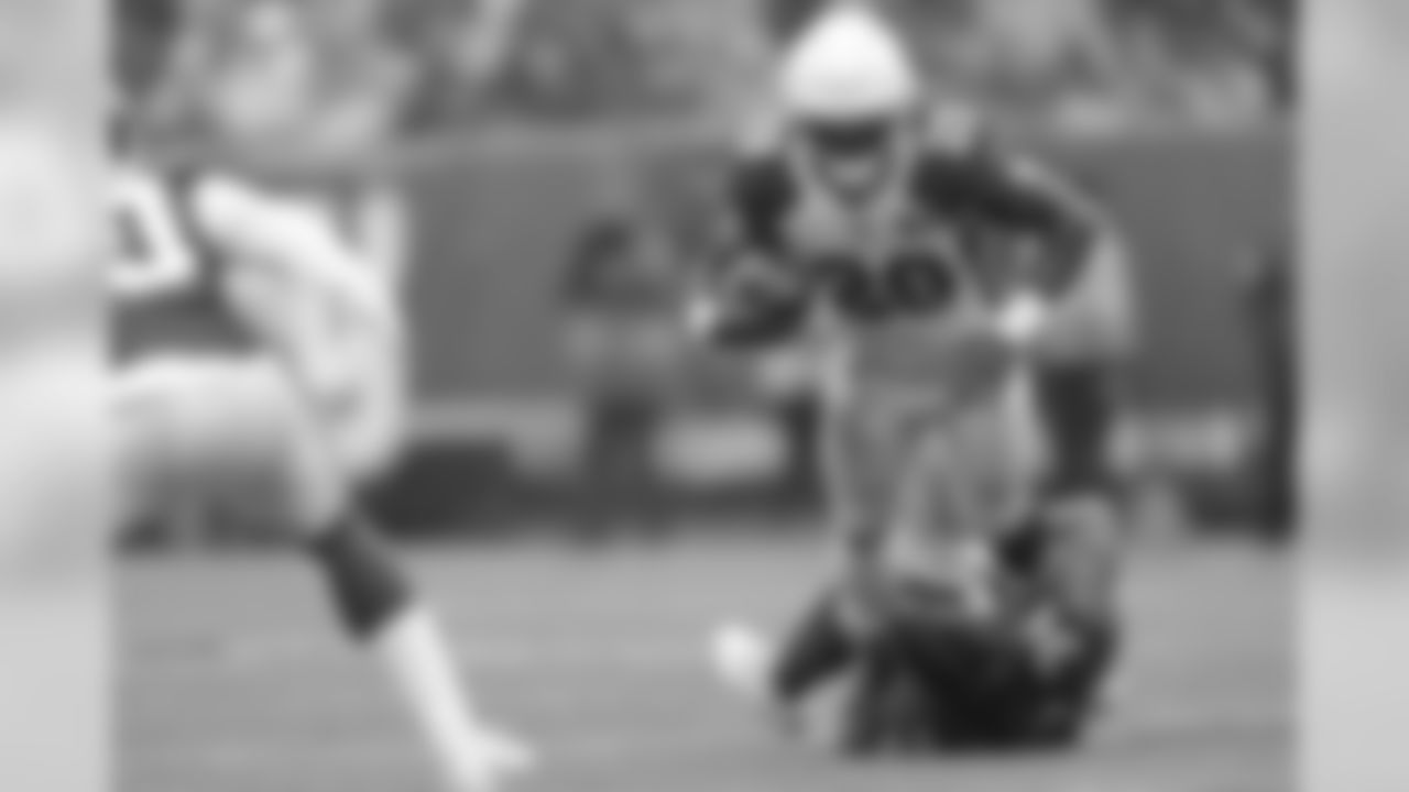 Cardinals RB Chase Edmonds runs the ball.